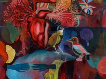 Copyright: Monika Michalko, Sie erkannten einander, 2025 Surrealistisch anmutendes Gemälde mit einem anatomischen Herzen im Zentrum, umgeben von Vögeln, Blüten, abstrakten Formen und einer maskenhaften Gesichtsfigur.