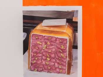 Copyright: Liza Dieckwisch: Eitempera, Silikon, Pigment, Atelierreste, Folie, Stoff (bedruckt), Glitzer, 2026 © VG Bild-Kunst Bonn, 2026 Foto: Lukas Pürmayr Fotografie einer angeschnittenen Pistazien-Wurst mit einem Preisschild an neonorange bemalte Wand geklebt.