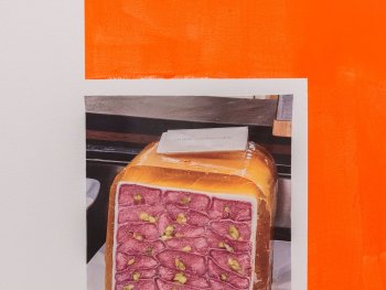 Foto: © VG Bild-Kunst Bonn, 2026 Foto: Lukas Pürmayr
Fotografie einer angeschnittenen Pistazien-Wurst mit einem Preisschild an neonorange bemalte Wand geklebt.