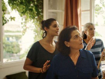 Copyright: Neue Visionen Filmverleih
Drei Personen stehen in einem hellen Raum mit geöffneten Fenstern und blicken konzentriert nach oben, eine von ihnen hält einen langen Stab.