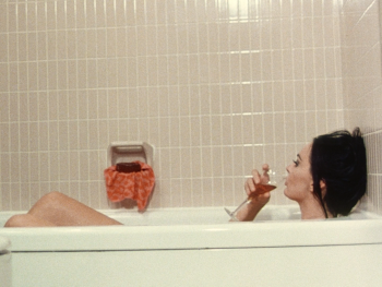 Copyright: Filmverleih Eine Person liegt in einer Badewanne und hält ein Weinglas, während sie sich entspannt an den Rand lehnt.