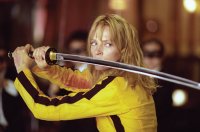 Eine Person in gelbem Kampfanzug hält entschlossen ein Katana-Schwert vor sich, das Gesicht mit einer Schnittwunde gezeichnet.