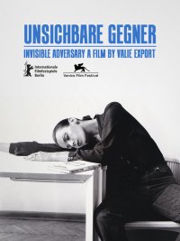 Filmplakat „Unsichbare Gegner – Invisible Adversary", ein Film von Valie Export, ausgezeichnet bei der Berlinale und dem Venedig Film Festival, mit einer schlafenden Person an einem Schreibtisch.