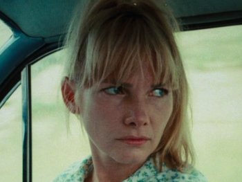 Copyright: Grandfilm Eine blonde Person mit Ponyfransen sitzt in einem Auto und blickt mit ernstem Gesichtsausdruck zur Seite.