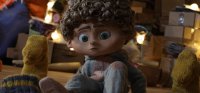 Animierte Kinderfigur mit lockigem Haar und großen grünen Augen sitzt nachdenklich zwischen Wollsocken in einer warm beleuchteten Umgebung.