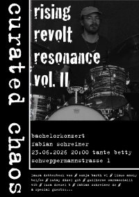 Konzertflyer für „Curated Chaos – Rising Revolt Resonance Vol. II", Bachelorkonzert von Fabian Schreimer am 23.05.2025, 20:00 Uhr, Tante Betty, Schweppermannstrasse 1.LONGDESC:**Oben links (vertikal, weiße Schrift auf schwarzem Grund):**curated chaos**Oben rechts (weiße Schrift):**rising revolt resonance vol. II**Mitte:**Schwarzweißfoto einer Person, die an einem Schlagzeug sitzt, von hinten/seitlich fotografiert.**Untere Hälfte (weiße Schrift):**bacherlorkozert (sic)fabian schreimer23.05.2025 20:00 uhr tante bettyschweppermannstrasse 1**Ganz unten (sehr kleiner Text, teils unleserlich):**– Zeile 1: unleserlich (zu klein/unscharf), beginnt mit: annas dobrochox, mit # sonja henck at #, linus emmerling (weitere Namen unleserlich)– Zeile 2: unleserlich (zu klein), beginnt mit: helfer (unleserlich), weitere Begriffe– Zeile 3: unleserlich (zu klein) – Zeile 4: special guests…