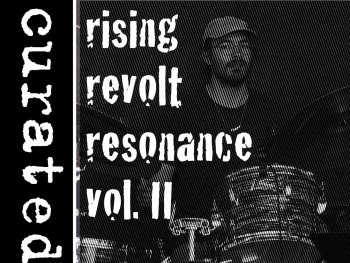 Konzertflyer für „Curated Chaos – Rising Revolt Resonance Vol. II", Bachelorkonzert von Fabian Schreimer am 23.05.2025, 20:00 Uhr, Tante Betty, Schweppermannstrasse 1.LONGDESC:**Oben links (vertikal, weiße Schrift auf schwarzem Grund):**curated chaos**Oben rechts (weiße Schrift):**rising revolt resonance vol. II**Mitte:**Schwarzweißfoto einer Person, die an einem Schlagzeug sitzt, von hinten/seitlich fotografiert.**Untere Hälfte (weiße Schrift):**bacherlorkozert (sic)fabian schreimer23.05.2025 20:00 uhr tante bettyschweppermannstrasse 1**Ganz unten (sehr kleiner Text, teils unleserlich):**– Zeile 1: unleserlich (zu klein/unscharf), beginnt mit: annas dobrochox, mit # sonja henck at #, linus emmerling (weitere Namen unleserlich)– Zeile 2: unleserlich (zu klein), beginnt mit: helfer (unleserlich), weitere Begriffe– Zeile 3: unleserlich (zu klein) – Zeile 4: special guests…