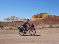 Felsen und Wüste mit MTBFahrer