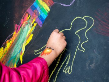 Kinderhand beim Malen