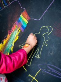 Kinderhand beim Malen