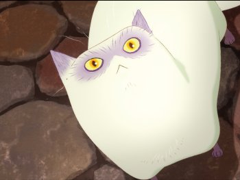 Copyright: Akihiro Nishino / "Chimney Town: Frozen in Time" Production Committee
Animierte Szene mit einem erschrockenen Kind im grünen Zylinder und einer runden, weißen Katze mit gelben Augen auf Kopfsteinpflaster.