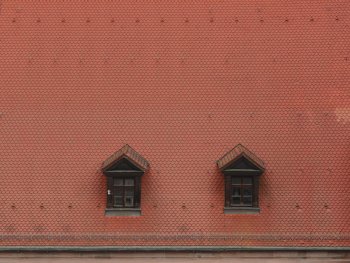 Foto: Wolfgang Keller
Mehrere Personen in weißen und goldenen Anzügen stehen auf dem Balkon über dem Haupteingang des Künstlerhauses und winken