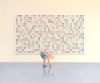 Illustration einer sich tief vorbeugenden Person mit Strohhut, die vor einem großformatigen Damien-Hirst-artigen Punkteraster-Gemälde einen Ball aufhebt, der aus dem Bild gefallen ist.