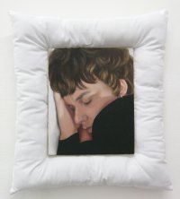 Gemälde einer schlafenden Person mit lockigem Haar, deren Gesicht auf der Hand ruht, eingerahmt von einem weißen Kissen.