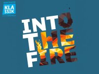 Konzertplakat „Into the Fire" der Reihe „Kontraste Klassik in der Tafelhalle" mit typografischem Design, das Feuer- und Aschebuchstaben kombiniert.LONGDESC: Oben links: Logo „Kontraste Klassik in der Tafelhalle" (blau-weiß). Zentrum: Titel (Englisch) „Into the Fire" in großen, schräg angeordneten Buchstaben – teils weiß, teils in orange-gelben Feuertönen, teils in dunkelgrauen Asche-/Kohletexturen mit Low-Poly-Stil.