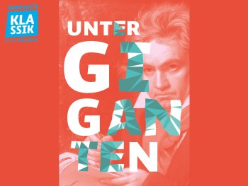 Veranstaltungsplakat „Unter Giganten" der Kontraste Klassik in der Tafelhalle mit dem Porträt einer nachdenklichen Person vor rotem Hintergrund.LONGDESC: Veranstaltungsplakat auf rotem Hintergrund. Oben links: Logo „Kontraste Klassik in der Tafelhalle" in Blau/Weiß. Mittig: großer Schriftzug „Unter Giganten" in Weiß und Türkis (geometrisch fragmentierte Buchstaben). Im Hintergrund: Porträt einer nachdenklich dreinblickenden Person mit vollem, welligem Haar, in Rot-Duotone.