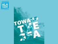 Veranstaltungsplakat „Toward the Sea" der Konzertreihe „Kontraste Klassik in der Tafelhalle" mit stilisierter Meereswelle in Türkistönen.LONGDESC: Oben links: Logo „Kontraste Klassik in der Tafelhalle" (blau-weiß). Hauptbild: Fotografie einer großen Meereswelle in Türkis-/Blautönen, leicht monochrom bearbeitet. Darüber großformatiger Titelschriftzug (Englisch) „TOWARD THE SEA" in Weiß und Türkis, teils in geometrisch-fragmentierte Dreiecksformen aufgelöst, die ein Zerfallen oder Auflösen in Wasser andeuten.