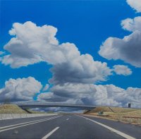 Hyperrealistisches Gemälde einer leeren Autobahn mit Überführungsbrücke unter einem dramatisch bewölkten blauen Sommerhimmel.
