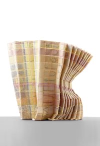 Textile Skulptur aus engmaschig gewebtem, cremefarbenem Stoff mit pastellfarbenen Streifen, zu einer aufrechten, in sich gefalteten Form arrangiert.