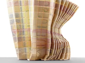 Textile Skulptur aus engmaschig gewebtem, cremefarbenem Stoff mit pastellfarbenen Streifen, zu einer aufrechten, in sich gefalteten Form arrangiert.