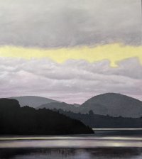 Gemälde einer stillen Seenlandschaft bei Dämmerung mit dunklen Hügeln, spiegelndem Wasser und einem leuchtend gelben Streifen am Horizont zwischen grauen Wolken.
