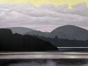 Gemälde einer stillen Seenlandschaft bei Dämmerung mit dunklen Hügeln, spiegelndem Wasser und einem leuchtend gelben Streifen am Horizont zwischen grauen Wolken.