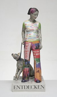 Papiercolage-Skulptur einer stehenden Person mit Hund
