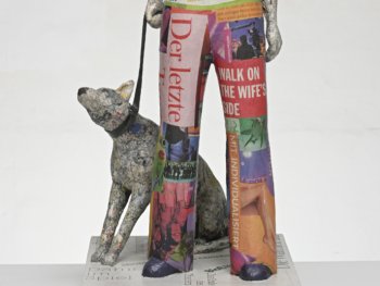 Papiercolage-Skulptur einer stehenden Person mit Hund