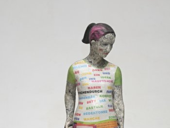 Foto: Eva-Maria Mandok, VNP
Papiercolage-Skulptur einer stehenden Person mit Hund