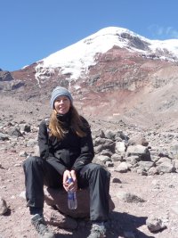 Andrea Wulf vor dem Chimborazo
