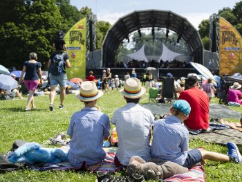 Kinder beim Klassik Open Air