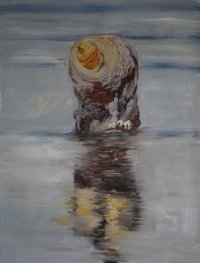Expressionistisches Ölgemälde einer gebeugten Person mit gelb-orangenem Hut, die sich über einer stillen Wasserfläche spiegelt.