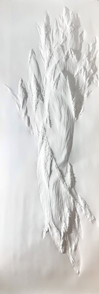 Monochrome Reliefplastik in Weiß, die erhabene Textur und verschiedene Strukturen zeigt.