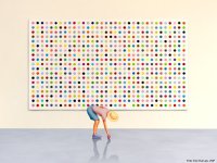 Gemälde einer Person mit Strohhut und Shorts, die sich vor einer großformatigen Leinwand mit einem Raster aus bunten Punkten bückt