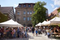 Blick in den Innenhof des Stadtmuseums mit Pavillons und vielen Menschen.