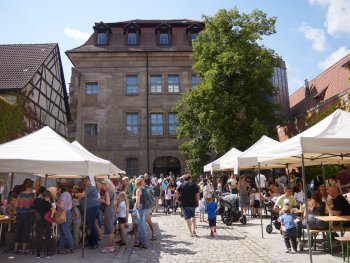 Blick in den Innenhof des Stadtmuseums mit Pavillons und vielen Menschen.