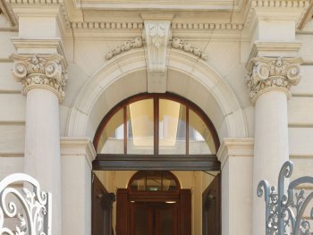 Foto: Kunstvilla/Annette Kradisch
Repräsentatives Eingangsportal der Kunstvilla mit rundbogiger Tür, Korinthischen Säulen, Freitreppe und schmiedeeisernen Gittern.