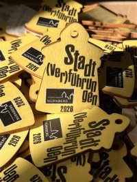 Mehrere Eintrittstürmchen mit der Aufschrift „Stadt (Ver)führungen, Nürnberg, 2026" liegen übereinander gestapelt.