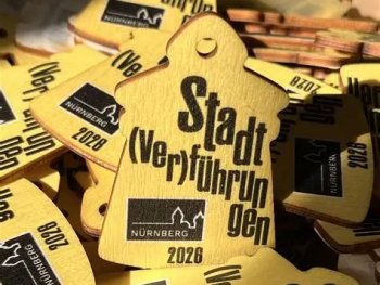 Mehrere Eintrittstürmchen mit der Aufschrift „Stadt (Ver)führungen, Nürnberg, 2026" liegen übereinander gestapelt.