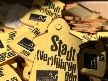 Foto: Stadt Nürnberg/Stadtverführungen
Mehrere Eintrittstürmchen mit der Aufschrift „Stadt (Ver)führungen, Nürnberg, 2026" liegen übereinander gestapelt.