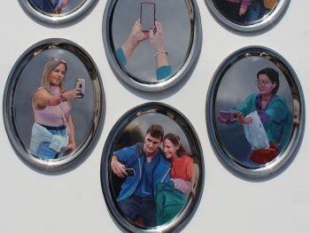 Auf ovalen Silbertabletts sind Menschen beim Selfies aufnehmen gemalt.