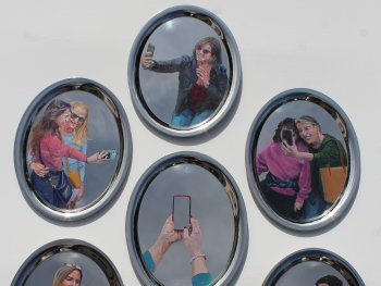Foto: Claudia Wirth, VNP
Auf ovalen Silbertabletts sind Menschen beim Selfies aufnehmen gemalt.