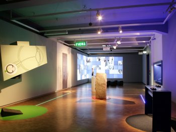 Ausstellungsobjekte im Eingangsbereich.