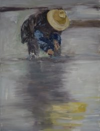 Ölgemälde einer vorgebeugten Person mit gelbem Strohhut, die in seichtem Wasser arbeitet, mit verschwommener Spiegelung im Vordergrund.