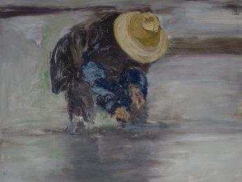 Ölgemälde einer vorgebeugten Person mit gelbem Strohhut, die in seichtem Wasser arbeitet, mit verschwommener Spiegelung im Vordergrund.