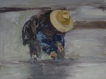 Foto: Akbar Akbarpour, VNP
Ölgemälde einer vorgebeugten Person mit gelbem Strohhut, die in seichtem Wasser arbeitet, mit verschwommener Spiegelung im Vordergrund.