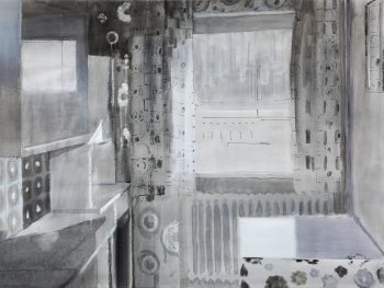 Monochrome Malerei einer Küche mit gemusterten Vorhängen, einem Heizkörper, Möbeln und einem Fenster in Grautönen.