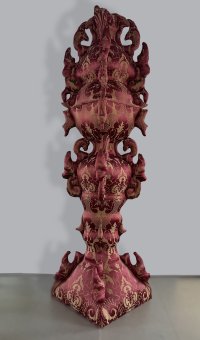 Ausgestopfte Stoffskulptur mit roter Grundfarbe und goldener Verzierung.