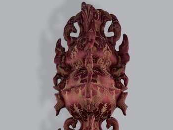 Ausgestopfte Stoffskulptur mit roter Grundfarbe und goldener Verzierung.