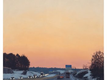 Gemälde einer Autobahn mit fahrenden Autos bei Sonnenuntergang, es liegt Schnee neben der Fahrbahn.